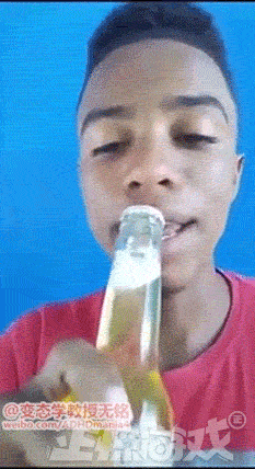 正惊gif:大学四年只学会喝酒,美女竟能脚踢风油精瓶盖