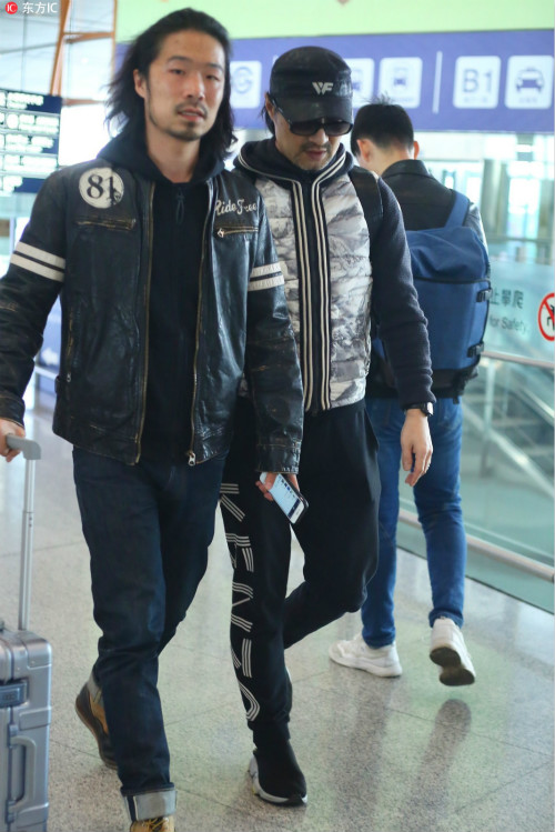 汪峰久违露面，满脸胡茬，身材发福，还以为是刀郎