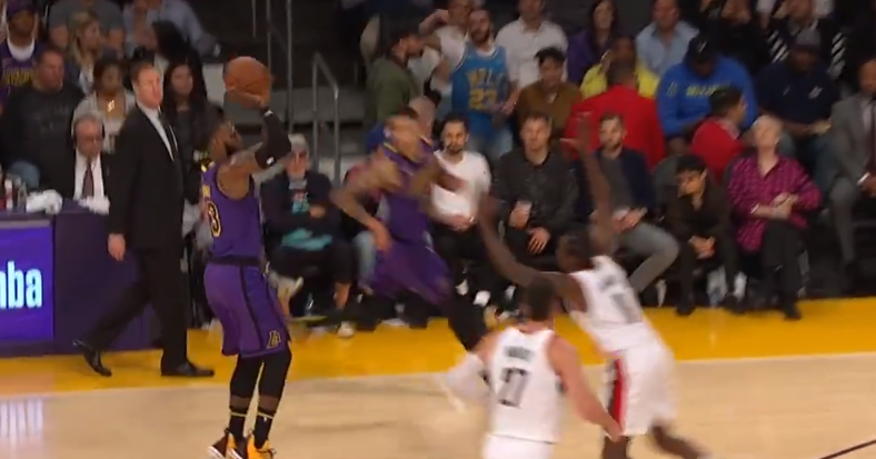 [视频]一浪接一浪！詹姆斯连中超远三分反超比分