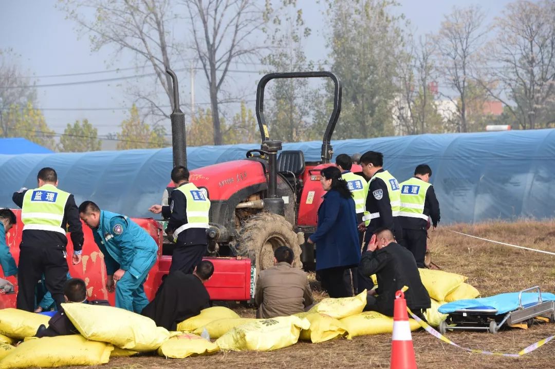 今天上午,泌阳境内一大型农机与小四轮发生"碰撞!