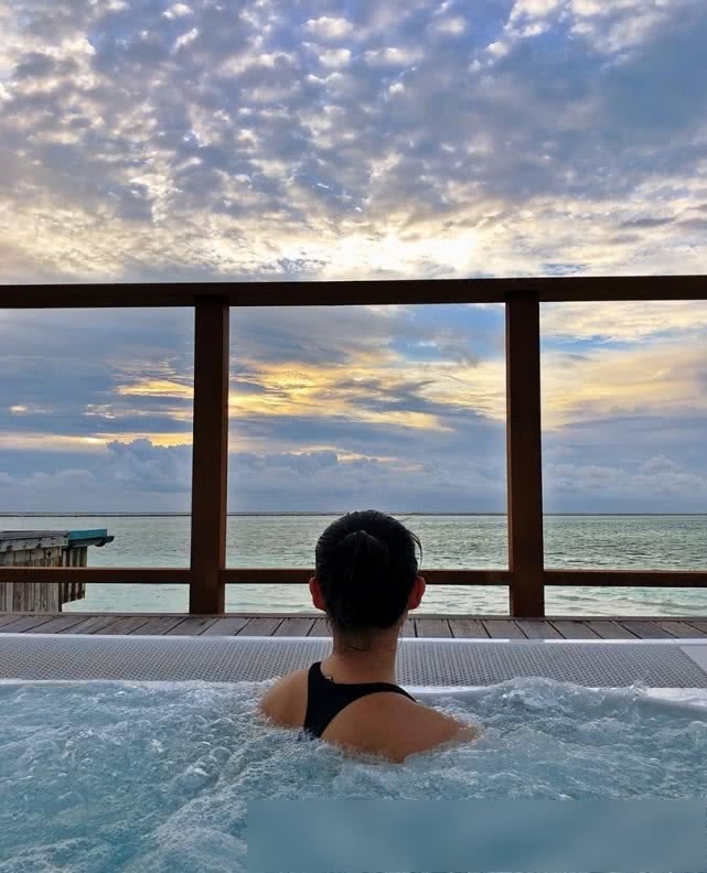 胡杏儿和儿子在海底别墅看鱼 老公发长文疑回花费传闻