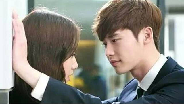 壁咚、摸头杀算啥？赵丽颖新剧竟然开启了仰卧起坐接吻模式！