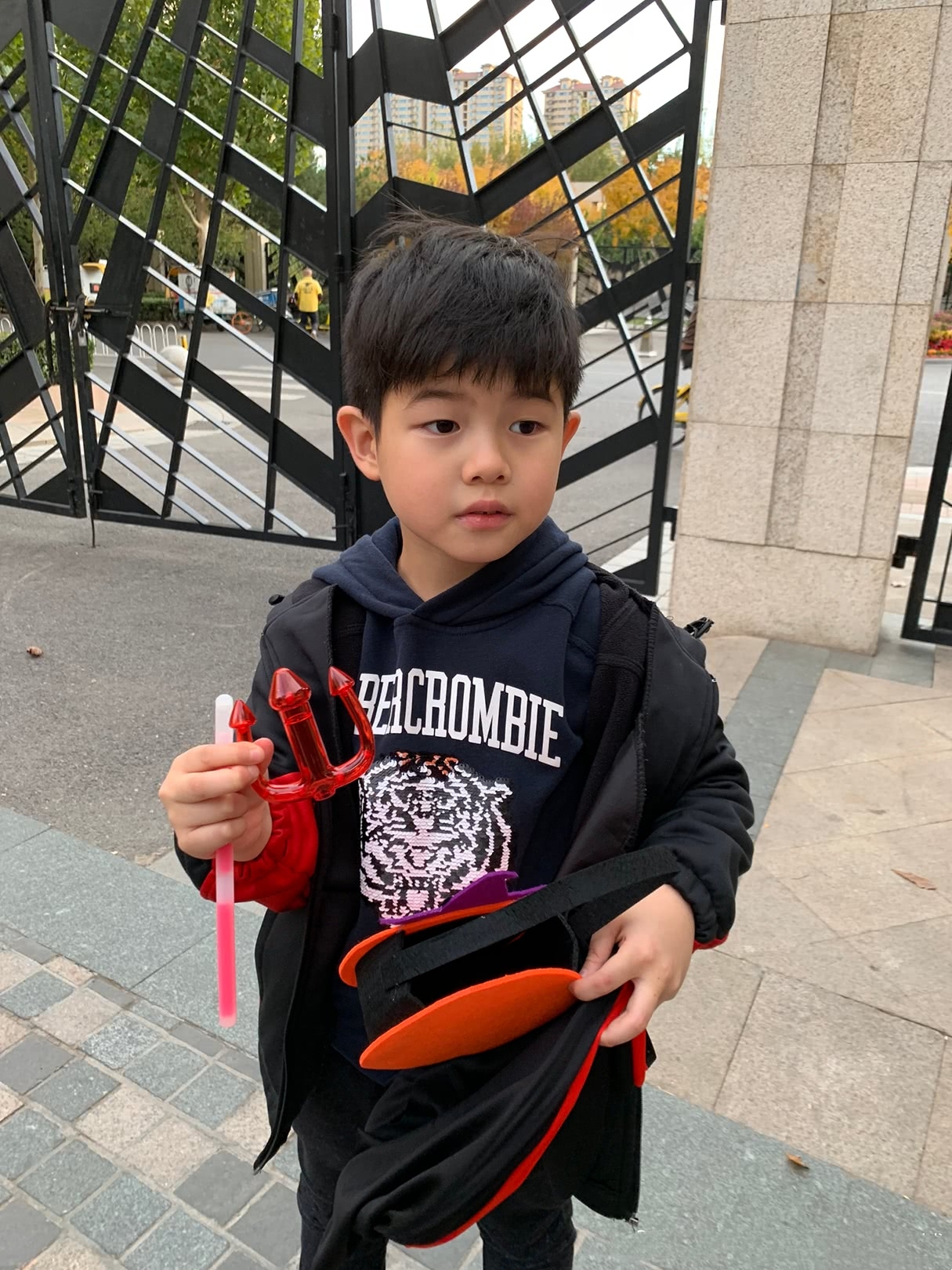 安吉小鱼儿摆搞怪造型，网友：怎么都那么可爱