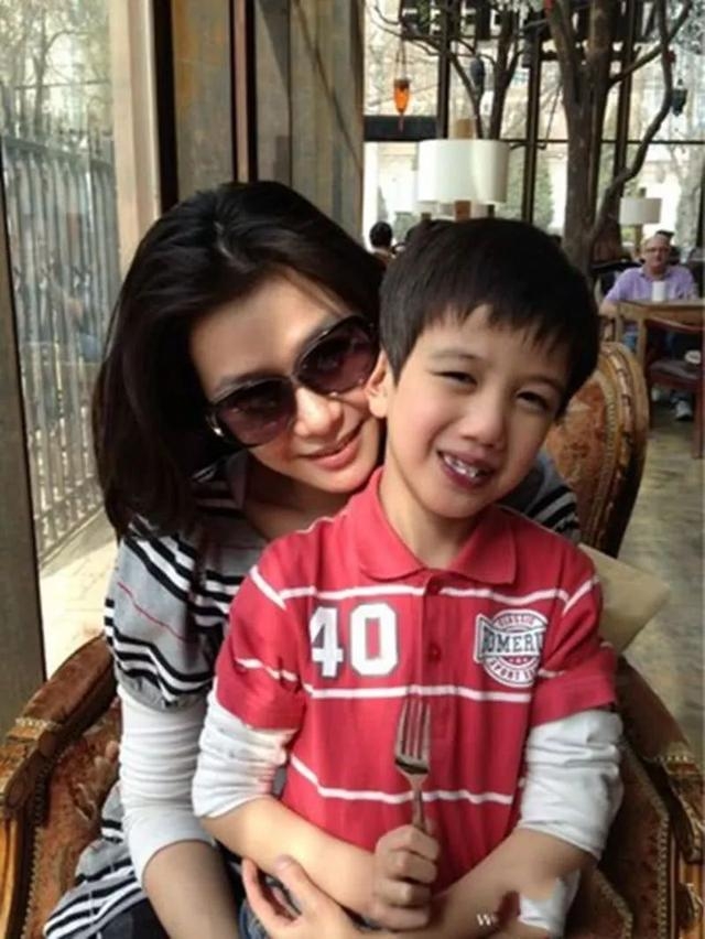 女星为养子放弃嫁豪门，但儿子手术后却认不出她？