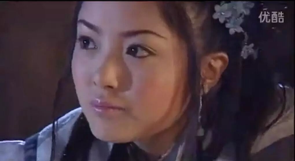 在新加坡隐婚？整成李小璐？下巴能戳胸，她没法儿翻身了