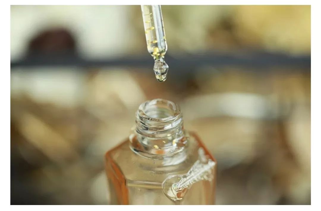 杨洋推荐的贵妇精华，改善皮肤干燥暗沉效果巨好!一瓶至少有十种不同用法!