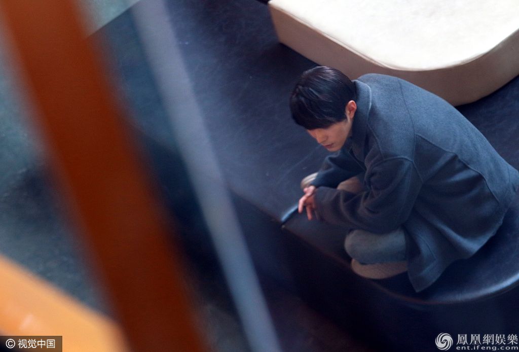 陈学冬片场休息盘腿发呆 化身安静的美少年