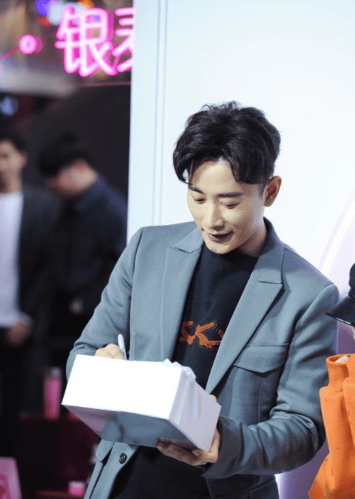 罗晋婚后亮相满脸幸福甜蜜，笑得鱼尾纹都出来了