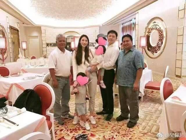 吴佩慈首次发布一家五口合照，稳固正宫之位，反击纪晓波负面传闻