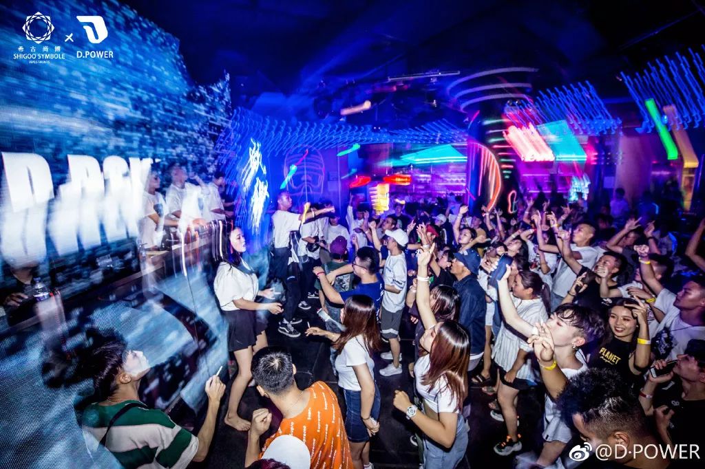 我喝到半醉，我蹦得干脆