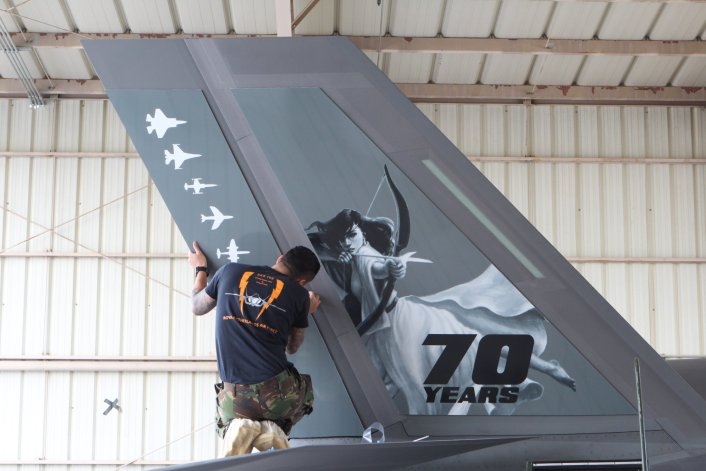 荷兰F-35A战机尾翼绘有月亮女神狩猎女神戴安娜，美极了