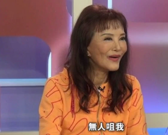 74岁香港才女白韵琴与小15岁老公牵手逛街，画面甜蜜温馨