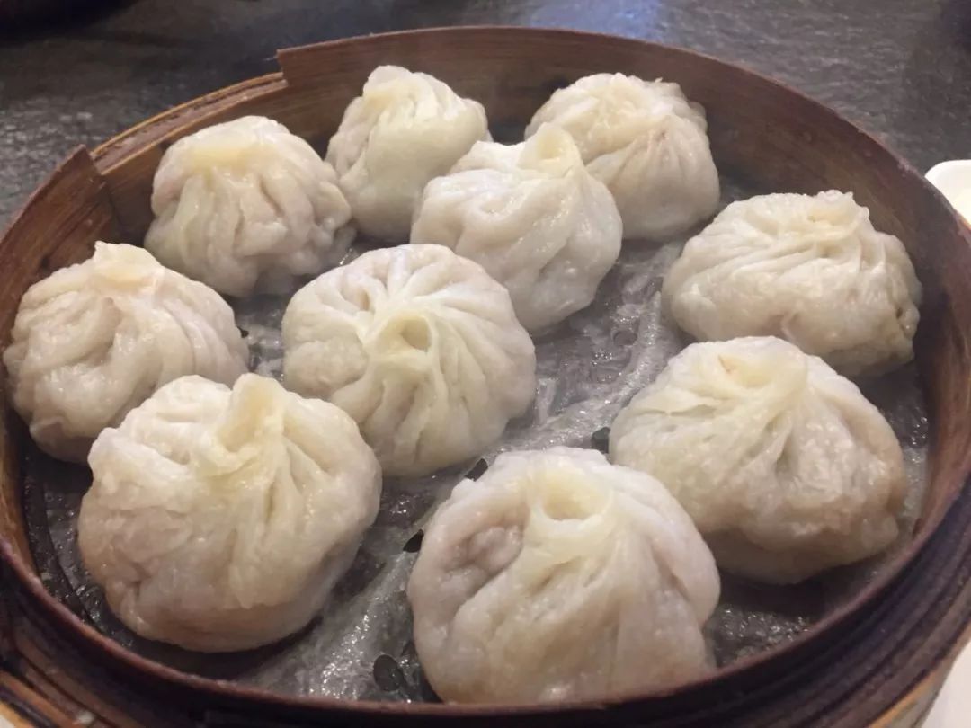 东北偏北的美食高地，肉蛋奶果子齐飞的硬菜天堂，不出国也能吃到三国美食