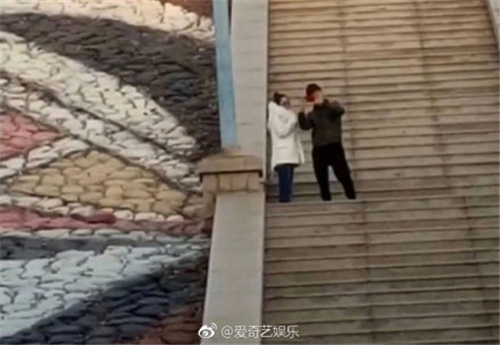 赵丽颖和老公牵手看银杏，冯绍峰的影子亮了