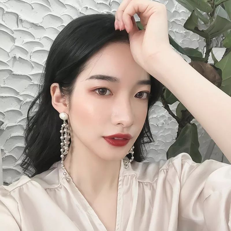 ⊙ 我没有打瘦脸针,我只是戴了金属球耳环!