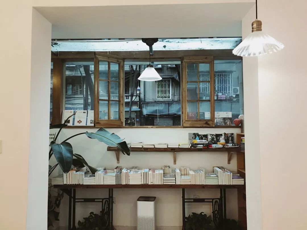 喜欢这家只有80平米的书店，不大，但自由