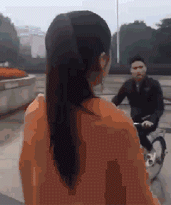搞笑gif:打台球不穿衣服,后果很严重