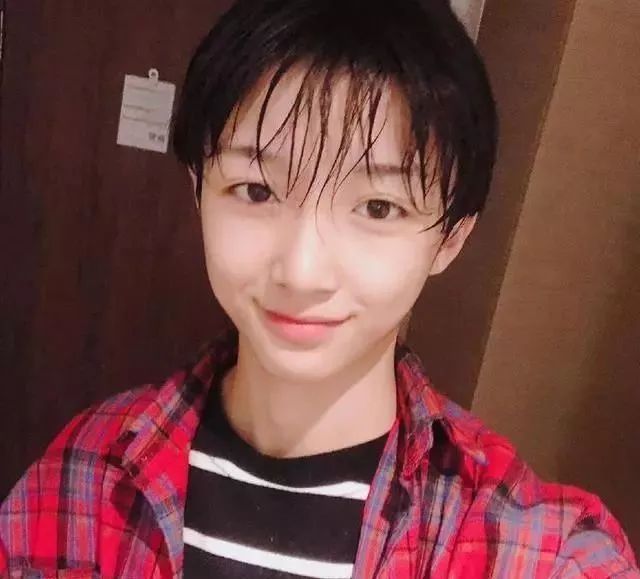 抖音最清纯的女装大佬，整容后跪求粉丝原谅