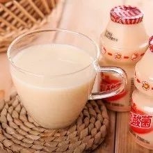 吴佩慈庆生全场撒松露，她脑子啥时候能正常点？