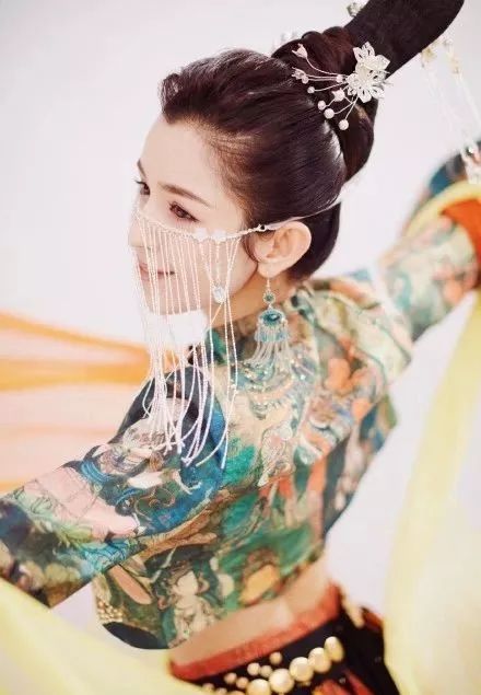 颜值碾压迪丽热巴，酷似娜扎，比肩佟丽娅的又一个新疆美女出现了？通稿也太敢吹了吧！