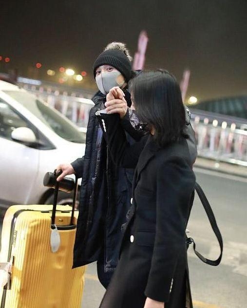 周一围牵手朱丹现身力证幸福，结果被网友吐槽太刻意！