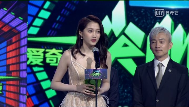 尖叫之夜明星难抗直播镜头，关晓彤疲态显老，吴谨言满脸油光！