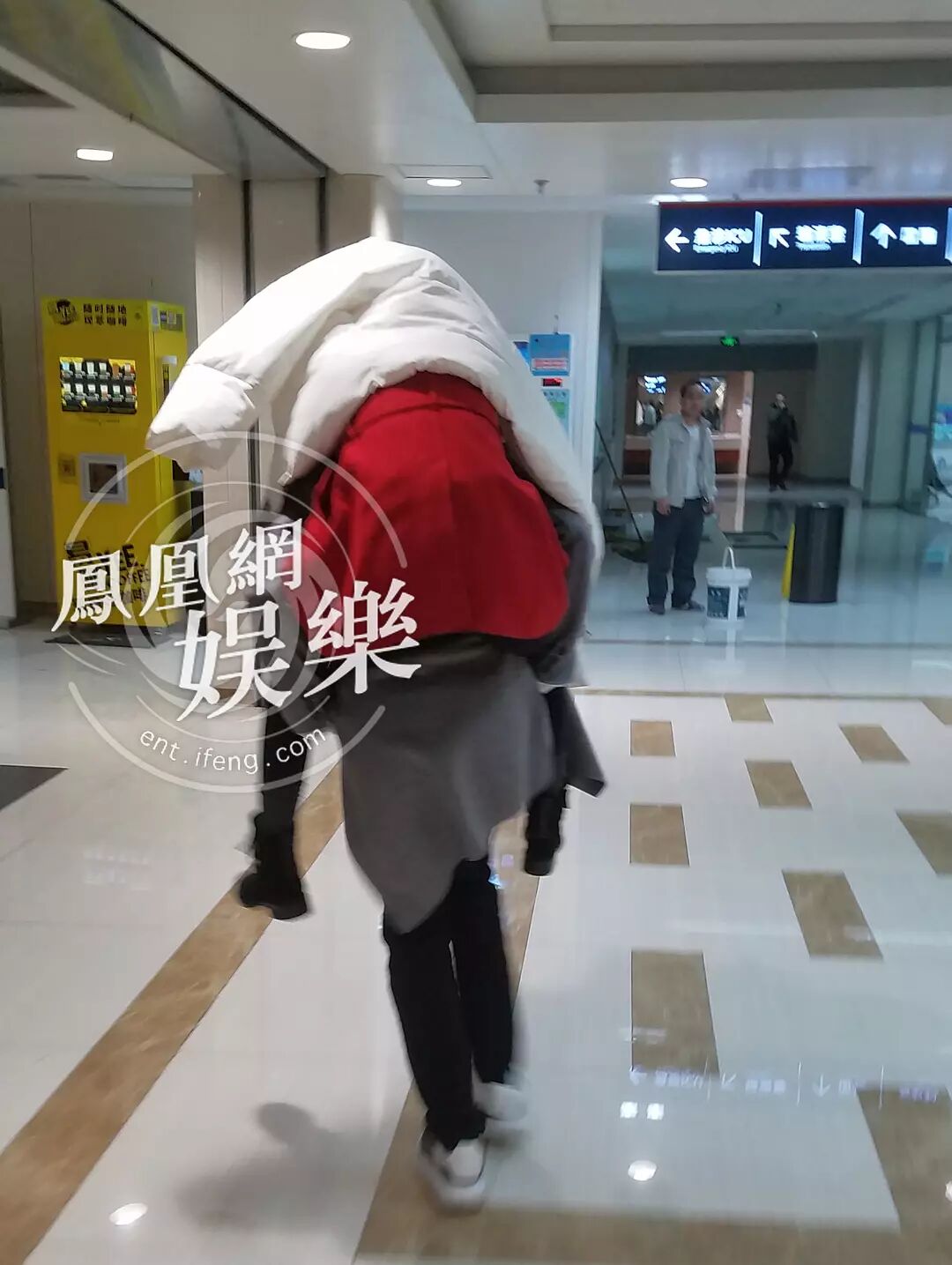 马蓉被背着逃离医院，网友：金鹰最佳女演员应该颁给她！