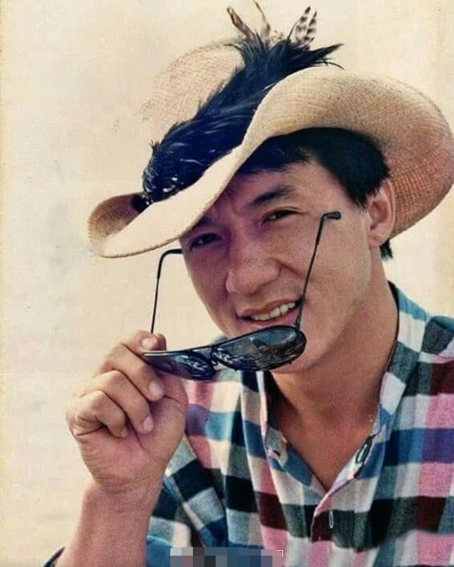 成龙国外发布新书，只记录自己和儿子往事，对女儿只字不提惹争议