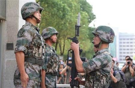 站岗时如果哨兵对不上正确的口令,会有怎样的后果?看完就明白了