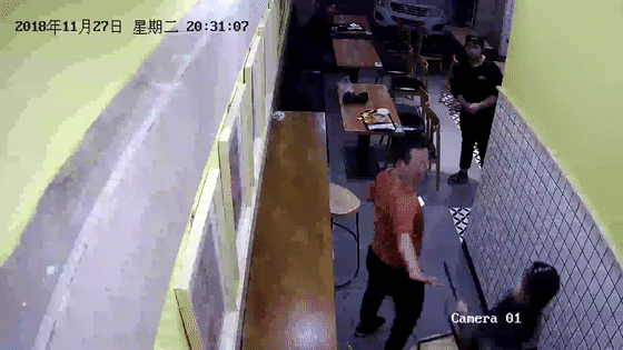 餐厅内突遭咸猪手!姑娘这波操作,网友怒赞干得漂亮