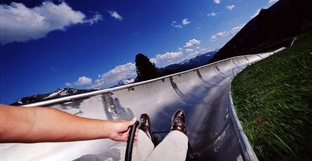 全球最惊险的三个游乐场,第一个来自台湾过山车,轨道从顶端断开