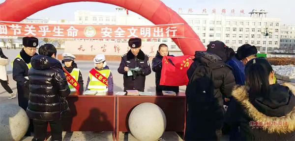 富锦市交警大队开展交通安全宣传活动