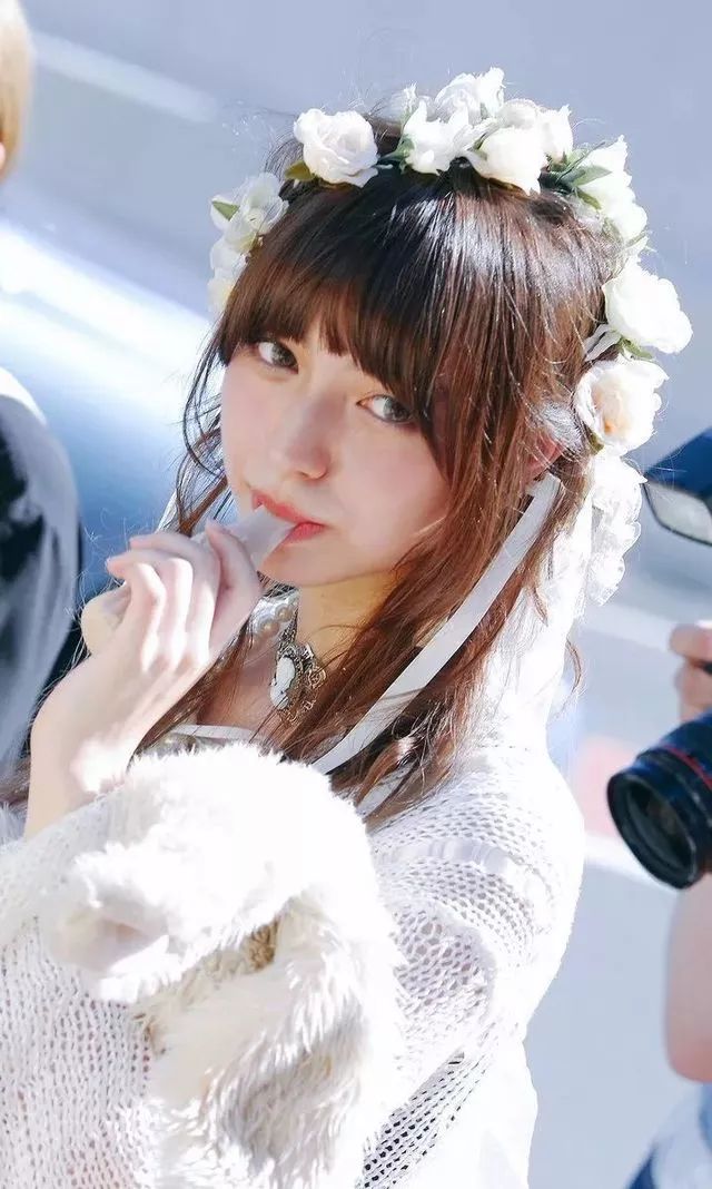 日本爆红的洛丽塔美少女，真人版混血芭比，靠漫画眼成新晋宅男女神！