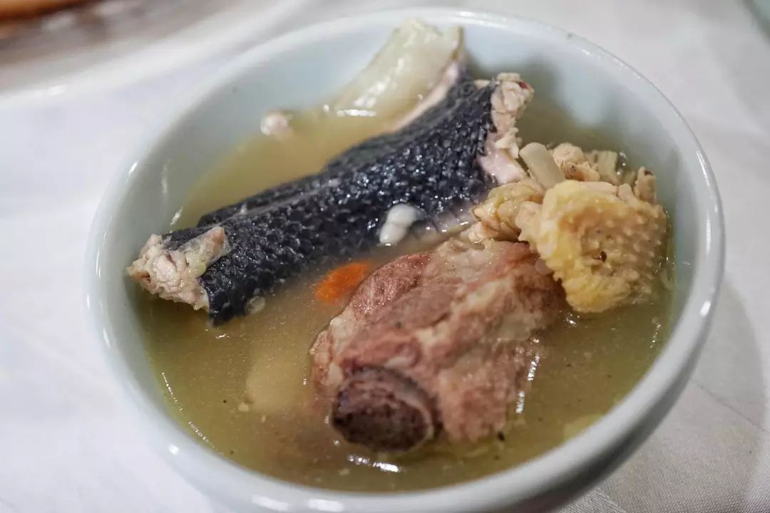 老社区里的大排档,随意的广东师傅和好吃的电饭煲焗鸡