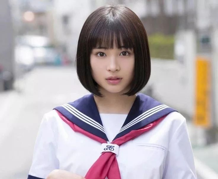 日本爆红的洛丽塔美少女，真人版混血芭比，靠漫画眼成新晋宅男女神！