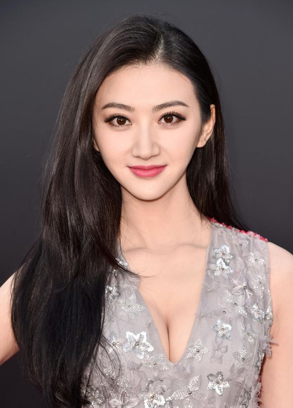 景甜新剧扮相是在cos60岁的刘晓庆吗？直接老成婆婆脸了惹···
