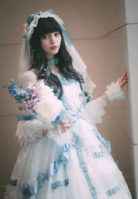 日本爆红的洛丽塔美少女，真人版混血芭比，靠漫画眼成新晋宅男女神！