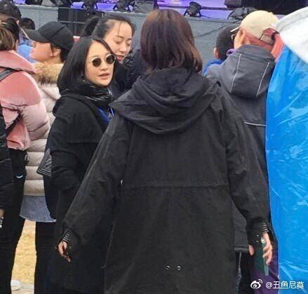 窦靖童周迅一起拍照，网友：一个发型师做的头发！