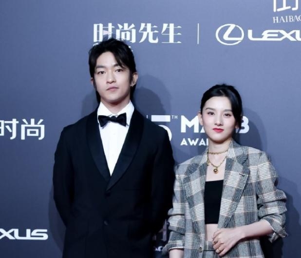 男星走红毯被吐槽不耐烦，获奖后表现轻浮，是高冷还是没礼貌？