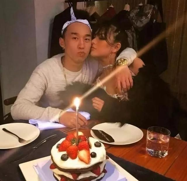 因跟歌手男友分手被指花心，女模不堪舆论压力割腕轻生送院！