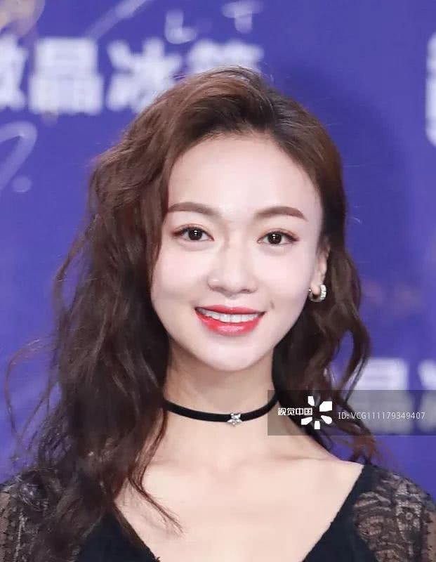 被于正合影坑成网红脸的吴谨言，当天的脸视觉中国都挑不出错