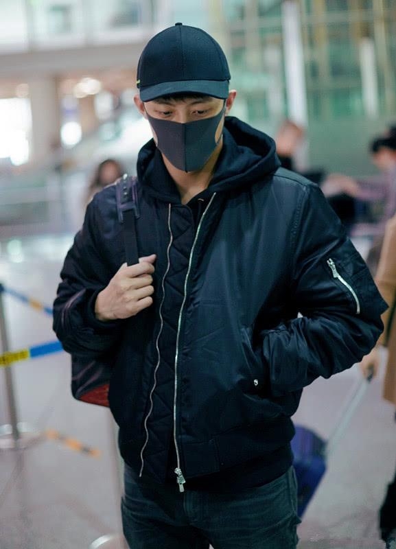 黄景瑜穿羽绒服叠穿牛仔衣,把外套脱下更显帅