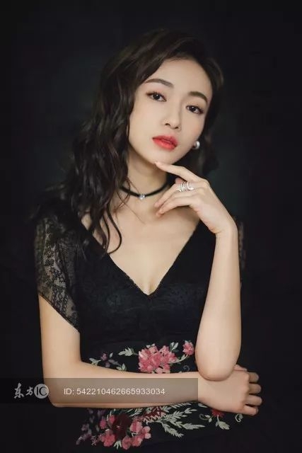 被于正合影坑成网红脸的吴谨言，当天的脸视觉中国都挑不出错