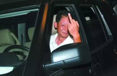 王源和魏大勋道歉了，而他们被逼的动手、爆粗、竖中指