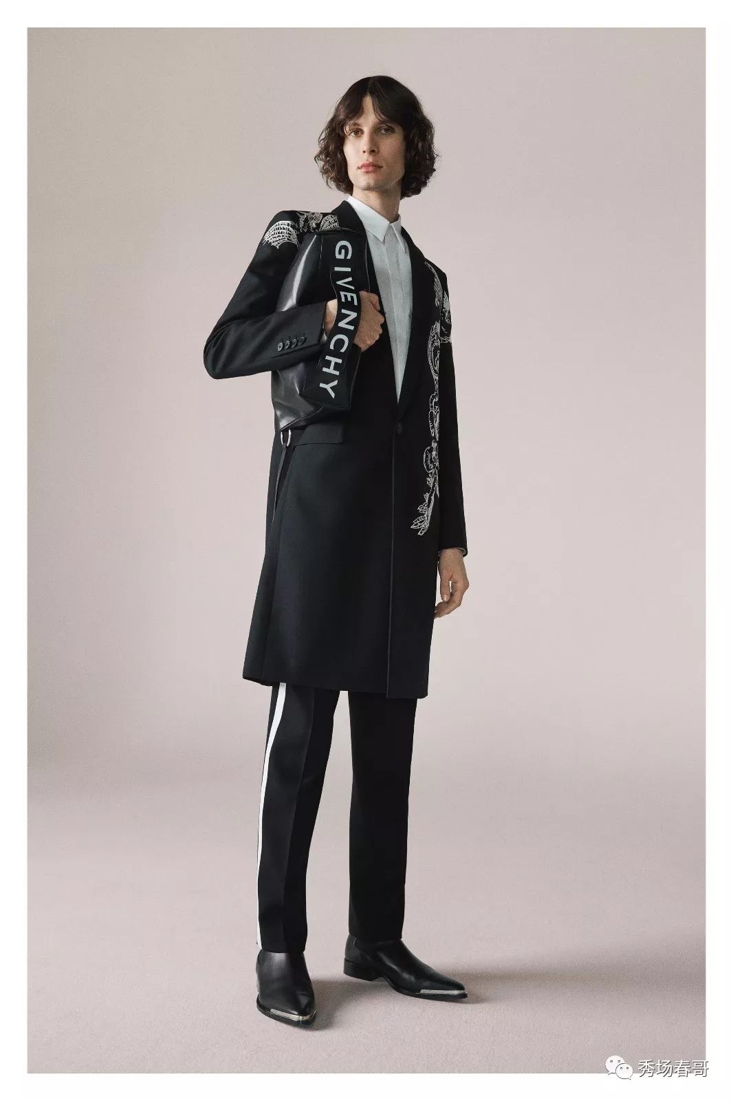 纪梵希2019早春男装系列打造了一组极具造型感又便于搭配的衣橱