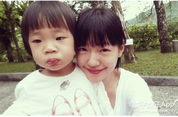 在妈妈微博里,老三大年夜多是如许出镜的▼