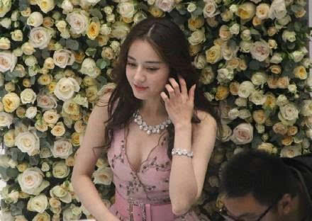 迪丽热巴出席活动生图曝光太动人!抿着嘴巴浅