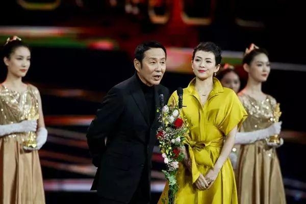 章子怡台上自曝得过三次华表奖，台下杨幂的表情亮了！