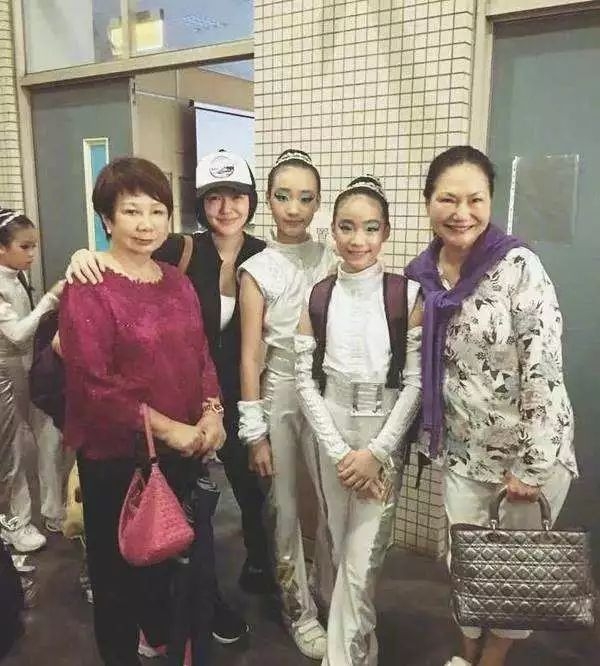 小S女儿新照靓过妈妈！这位明星因女儿被群嘲，想出国隐退