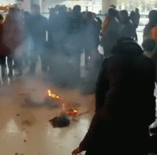 有网友爆料称,南三院一楼大厅有人烧纸,疑似一28岁女子在医院吊水身亡